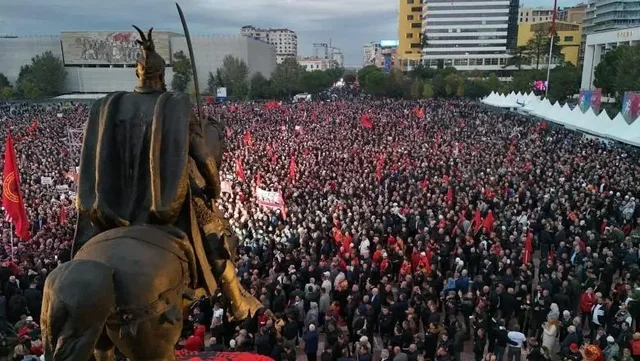 Mijëra qytetarë protestë në Shkup, kërkojnë