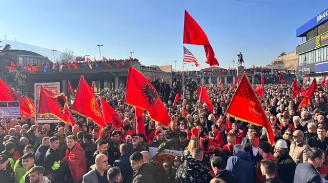 Mijëra qytetarë protestë në Shkup, kërkojnë