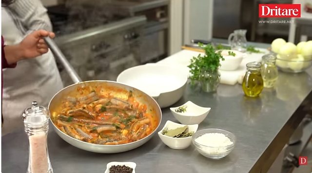 Tava e ngjalës që mban gjallë traditën dhe familjen në