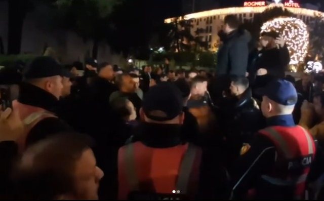 Adriatik Lapaj protestë para Kryeministrisë. Mbështetësit