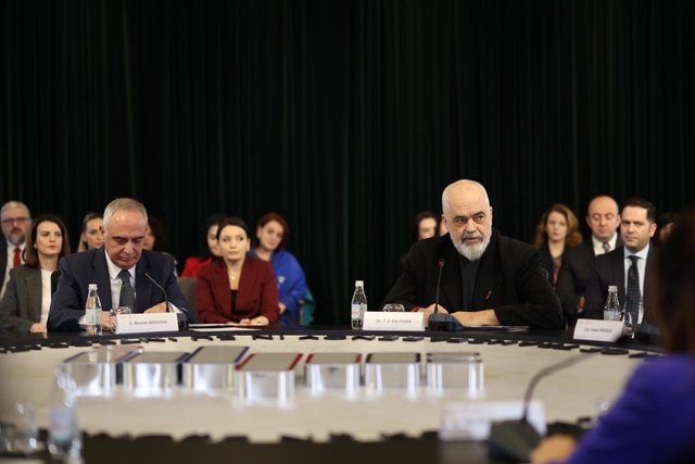 Edi Rama: Do të dekriminalizojmë shpifjen për gazetarët