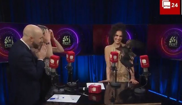 Sheila përlotet në Festivalin e Këngës: Vëllai im