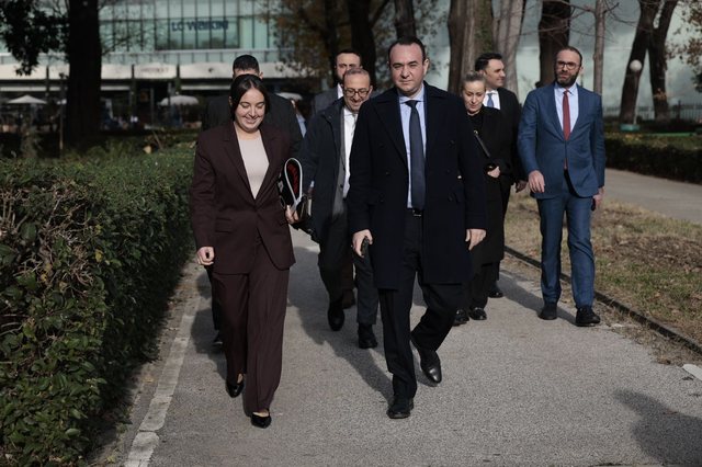 Fotot e deputetëve para nisjes së seancës plenare!