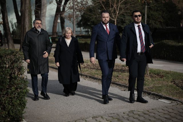 Fotot e deputetëve para nisjes së seancës plenare!