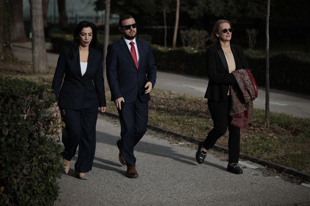 Fotot e deputetëve para nisjes së seancës plenare!