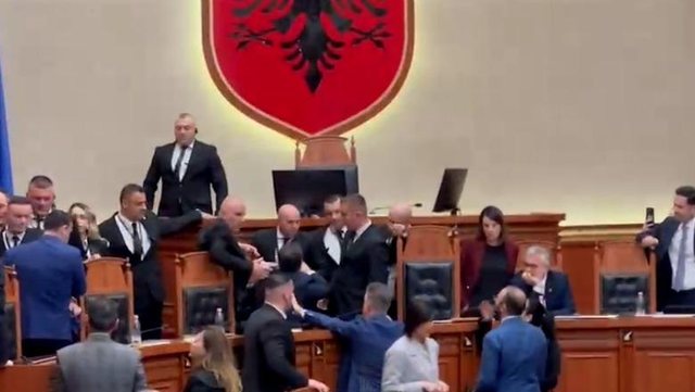 Tensione në Kuvend, opozita pengon nisjen e seancës!