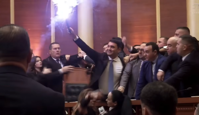 LIVE/ Këlliçi ndez flakadan në sallë! Demokratët
