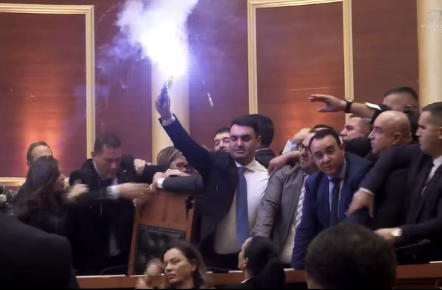 LIVE/ Këlliçi ndez flakadan në sallë! Demokratët