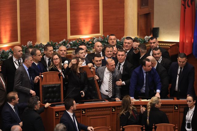 Opozita nuk lëshon karriget e ministrave, demokratët ndezin