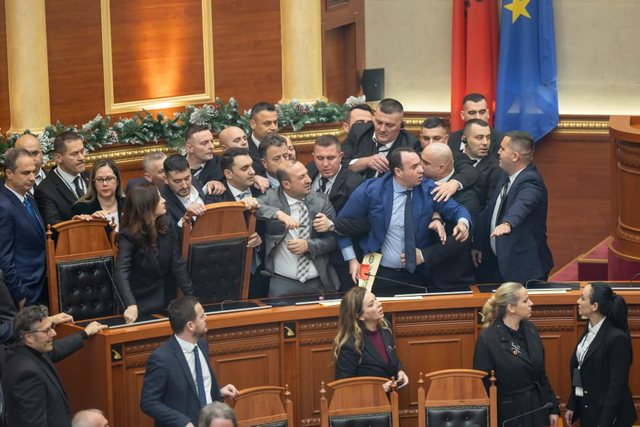 Tensionet në Kuvend, PS kërkon përjashtimin e 30 deputetëve