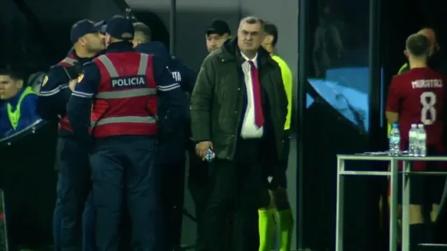 Kaos n&euml; stadiumin e Flamurtarit, tifoz&euml;t futen n&euml; fush&euml; dhe