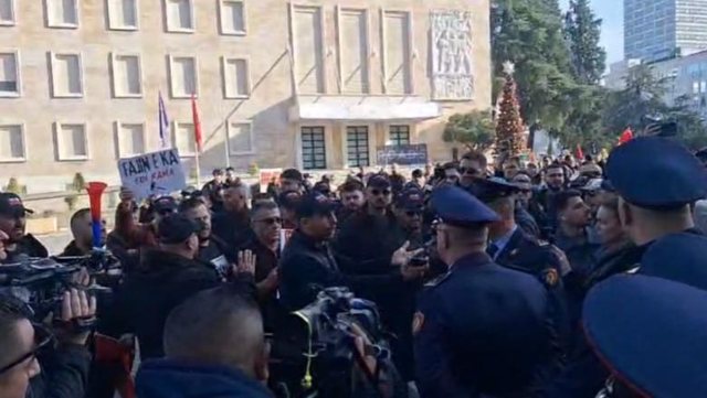 Adriatik Lapaj mesazh Ramës, nga protesta!