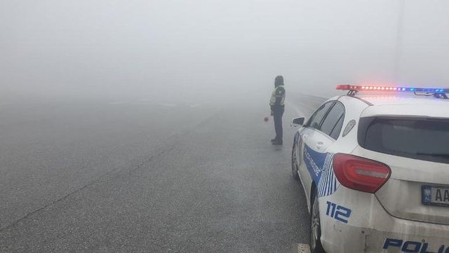 Mjegull n&euml; Rrug&euml;n e Kombit, Policia Rrugore apel shofer&euml;ve