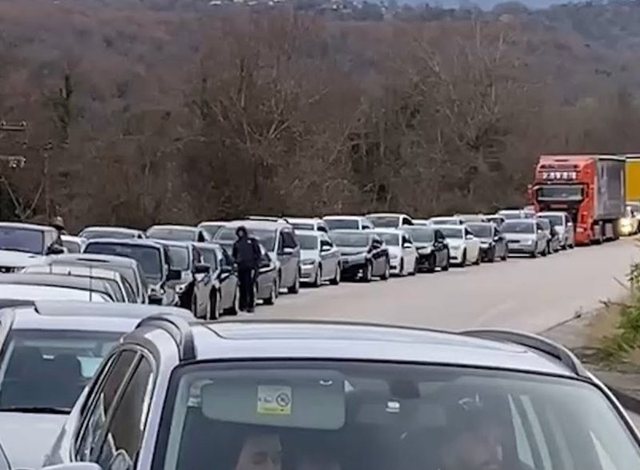 Emigrant&euml;t kthehen n&euml; atdhe p&euml;r festa, radh&euml; kilometrike