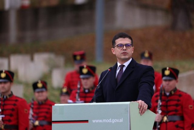 Fake news/ Pirro Vengu u akuzua se ka marr&euml; djalin e tezes