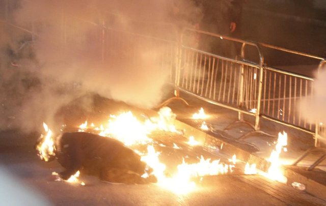 Foto/ E frikshme! Momenti kur merr flak&euml; protestuesi