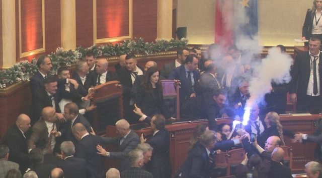 P&euml;rjashtohen 30 dit&euml; nga Kuvendi 6 deputet&euml; t&euml; PD