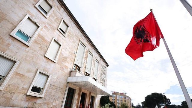 E premtja ditë pushimi për administratën publike