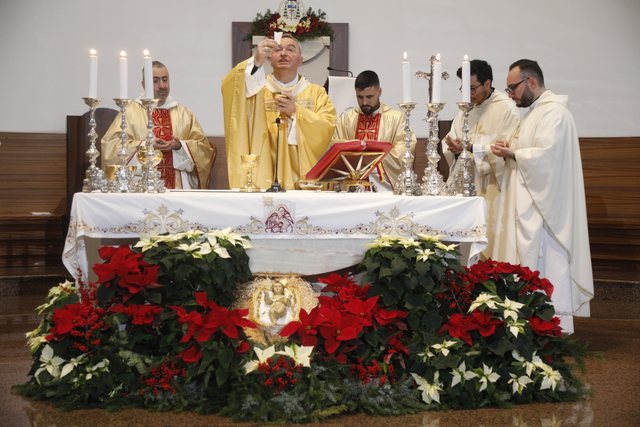 Besimtar&euml;t ortodoks&euml; kremtojn&euml; Krishtlindjen n&euml; Katedralen