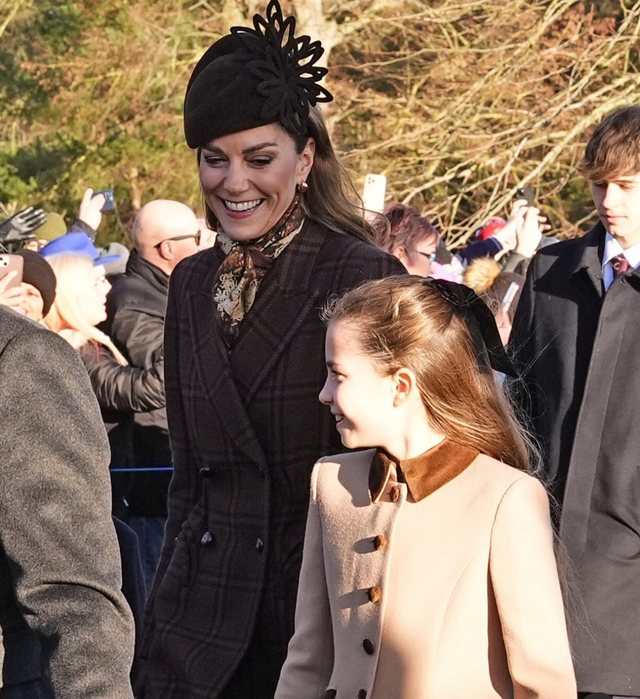 T&euml; gjith&euml; syt&euml; te Kate! Princesha e Uellsit magjeps me veshjen