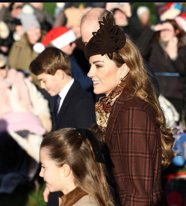 T&euml; gjith&euml; syt&euml; te Kate! Princesha e Uellsit magjeps me veshjen