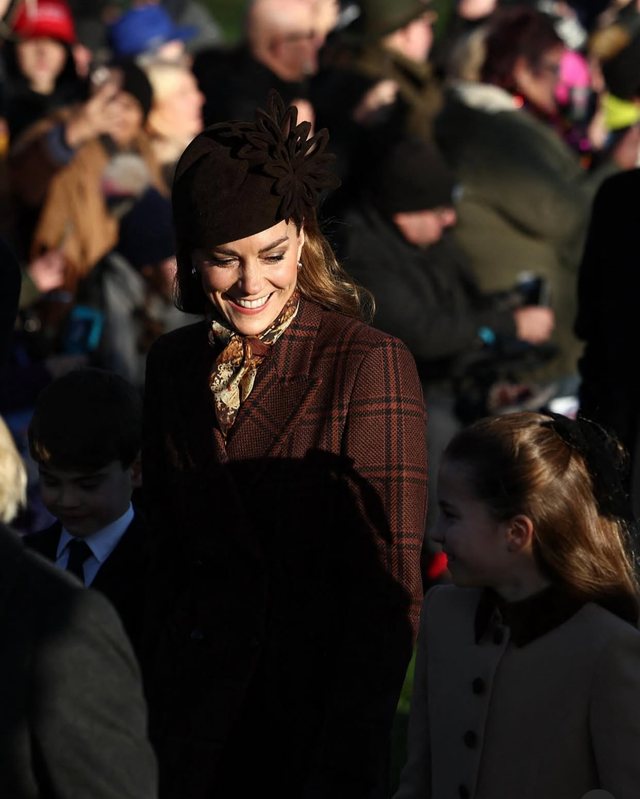 T&euml; gjith&euml; syt&euml; te Kate! Princesha e Uellsit magjeps me veshjen