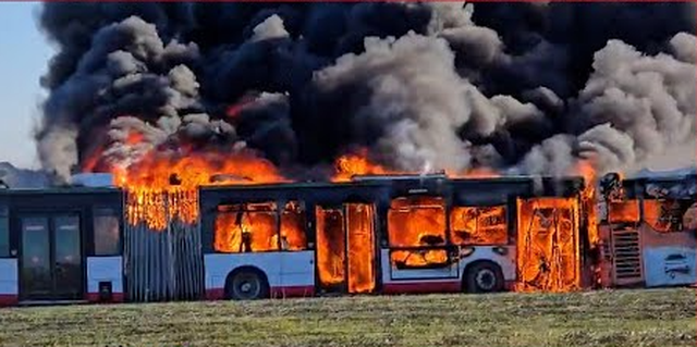 Digjen dhjet&euml;ra autobus&euml; t&euml; rreshtuar n&euml; sektorin Rinia