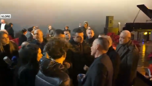 Vlor&euml;, dita e kat&euml;rt pa uj&euml; t&euml; pijsh&euml;m. Qytetar&euml;t