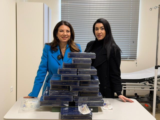 Rudina Xhunga çon bakllava për stafin spitalor!