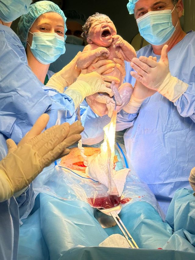 Dy vajza, bebet e para të vitit 2026