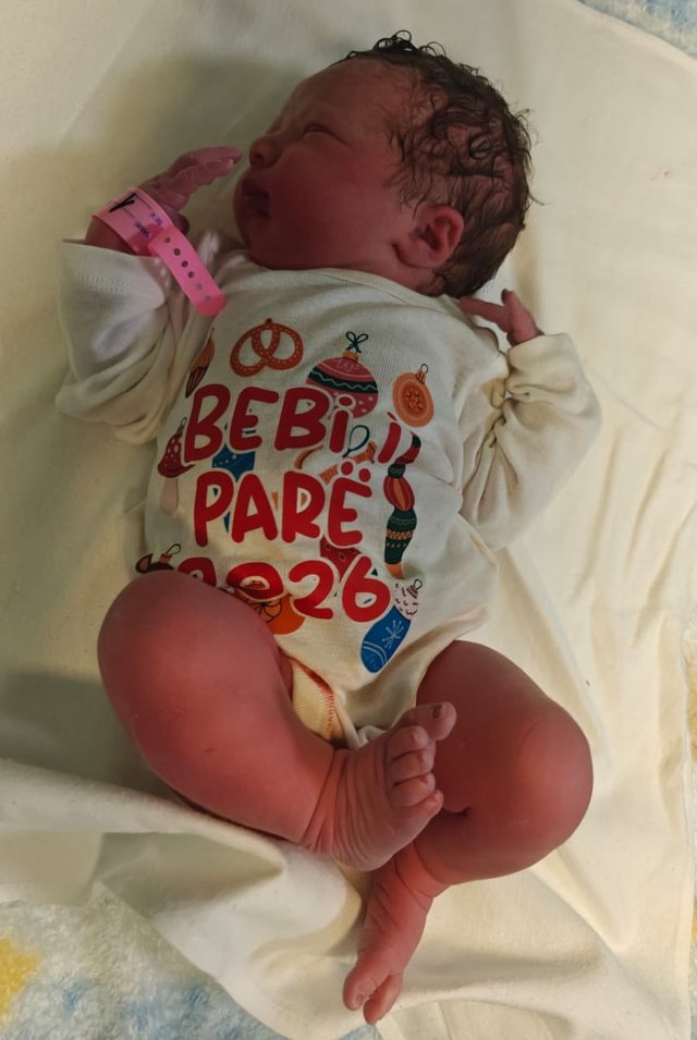 Dy vajza, bebet e para të vitit 2026