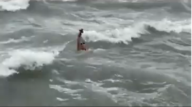 I riu sfidon detin e trazuar n&euml; Vlor&euml;, futet n&euml; uj&euml; dhe merr