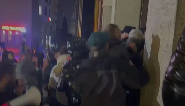 Tensione n&euml; protest&euml;n n&euml; Durr&euml;s, deputet&euml;t e PD dhe