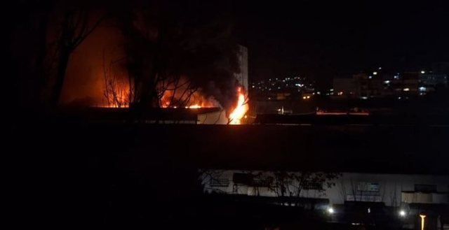 Zjarr masiv n&euml; tregun e rrobave t&euml; p&euml;rdorura te "5