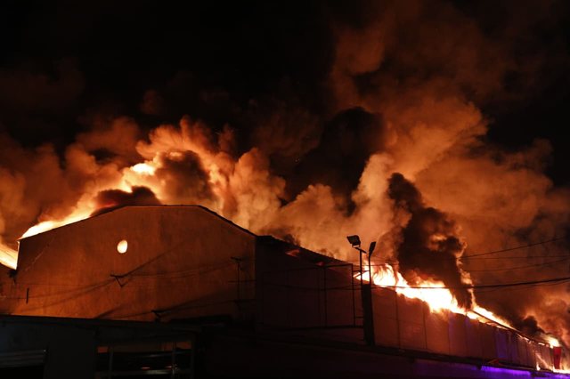 Riaktivizohet zjarri n&euml; tregun &ldquo;5 Maji&rdquo;, dhjet&euml;ra biznese