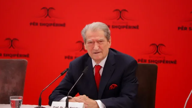 Berisha thirrje qytetar&euml;ve: Kudo q&euml; shihni ministra, i gjuani me