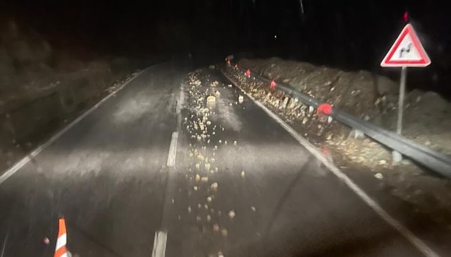 Rënie inertesh, gurësh e prezencë uji, ja akset problematike