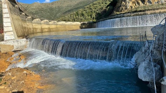 Si shfryt&euml;zohen lumenjt&euml; nga Vjosa n&euml; Skavic&euml;!