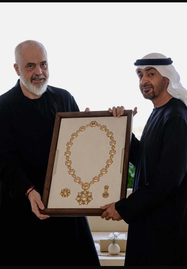 Rama nderohet me medaljen m&euml; t&euml; lart&euml; t&euml; Emirateve t&euml;