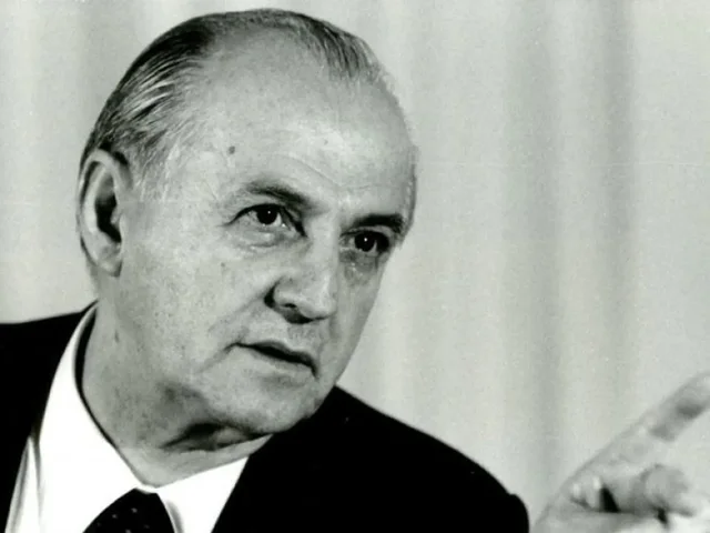 Ju rr&euml;fej dit&euml;t e burgut t&euml; Ramiz Alis&euml;! Flet ish-gardiani i