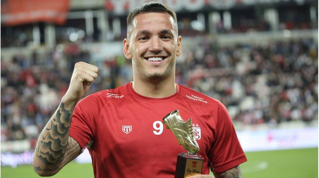 Çfarë po ndodh me Rei Manajn? Sulmuesi kuqezi ndryshon skuadër