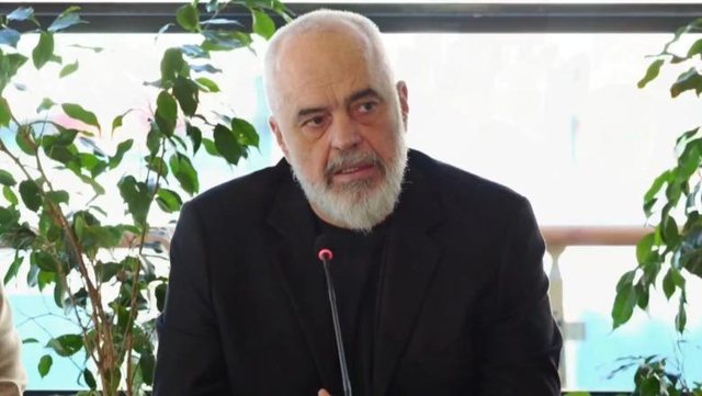 P&euml;rmbytjet/ Rama: Flot&euml; e dedikuar p&euml;r pastrimin e kanaleve