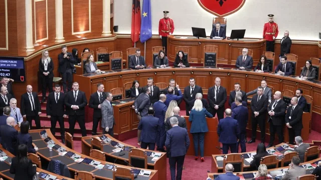 Bardhi nuk e lejon t&euml; drejtoj&euml; seanc&euml;n, Peleshi: Po si nuk u