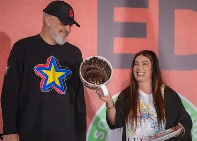 &Ccedil;far&euml; m&euml; tha Rama pasi i pash&euml; filxhanin? Flet Delinda