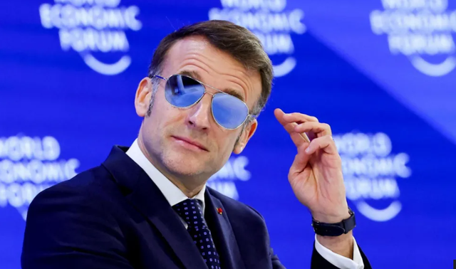 Pse Emmanuel Macron mbajti syze dielli gjatë fjalimit në Davos!