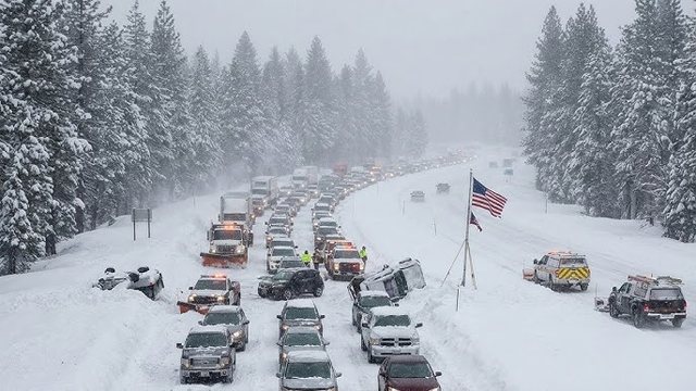 Stuhia e fuqishme përfshin SHBA-në. Borë e dendur, akull dhe