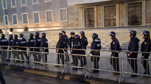 Kordon i dyfisht&euml; policie para Kryeministris&euml;!