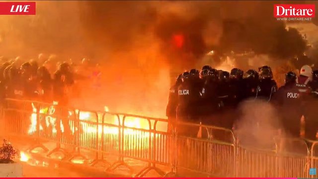 PD në protestë, breshëri molotovësh drejt