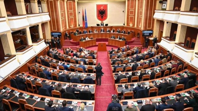 Sot Kuvend! Ja rendi i dit&euml;s!