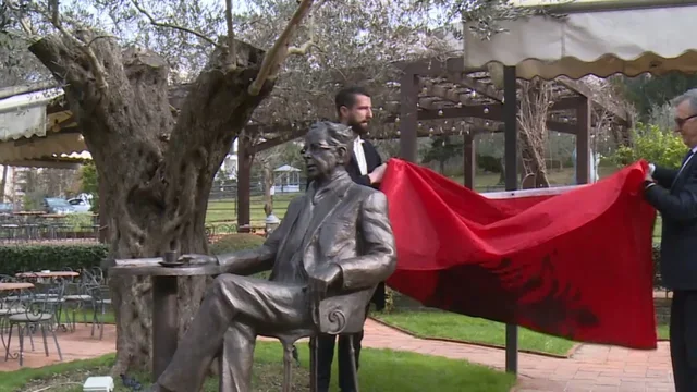 Statujë për Ismail Kadarenë në vendin e kafes së tij